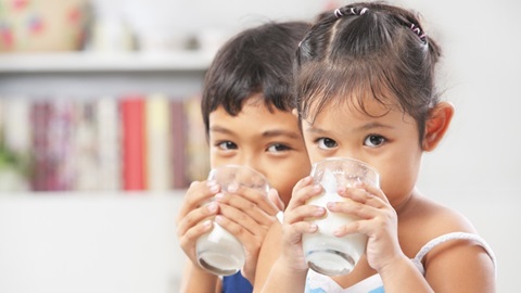 deux enfants buvant du lait